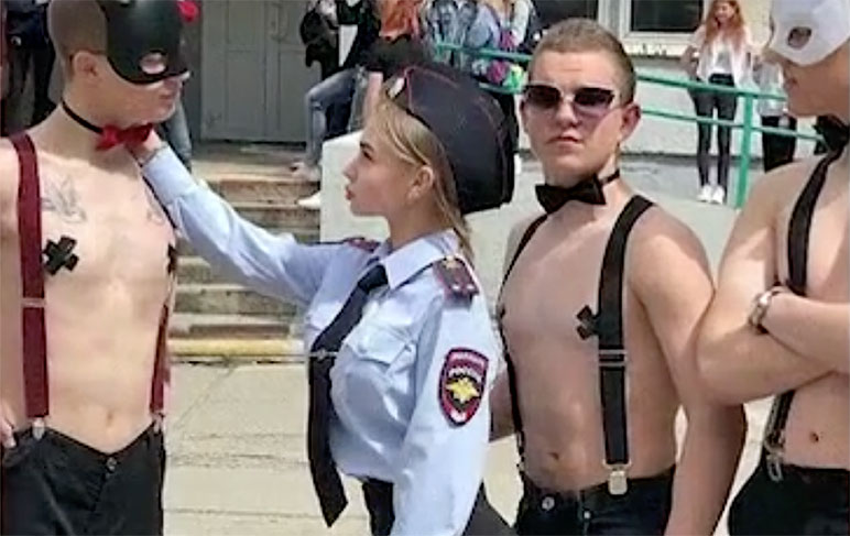 Во Владивостоке выпускники в школе устроили БДСМ-флешмоб