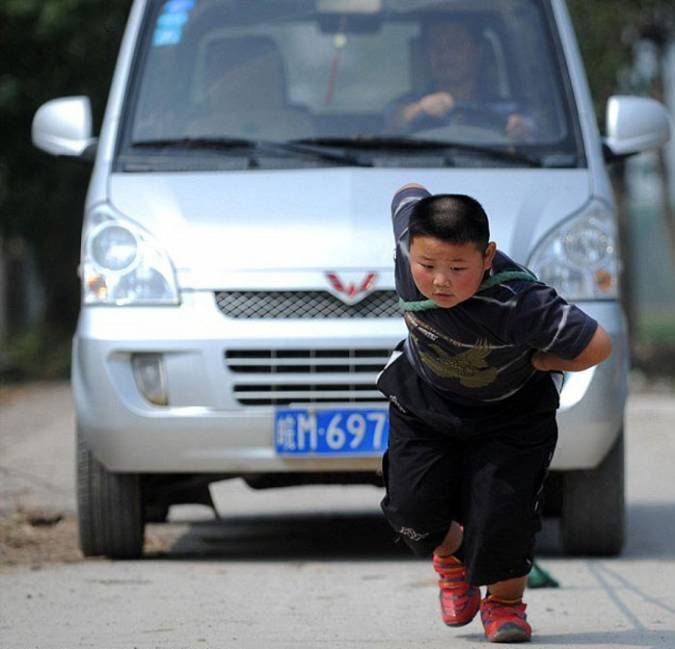 Семилетний китаец с легкостью передвигает автомобиль