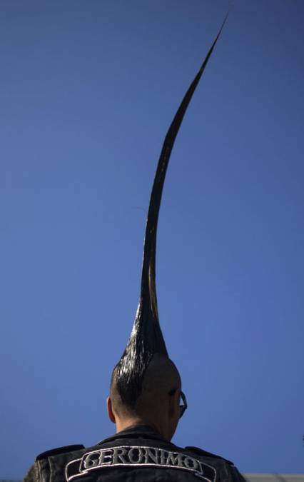Японец отрастил самый высокий ирокез в мире