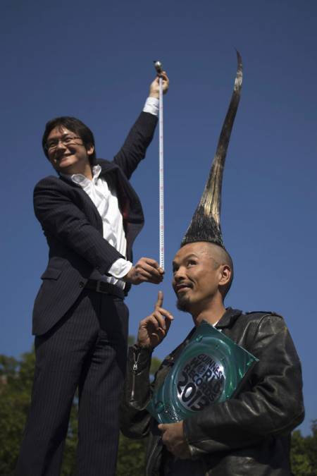 Японец отрастил самый высокий ирокез в мире