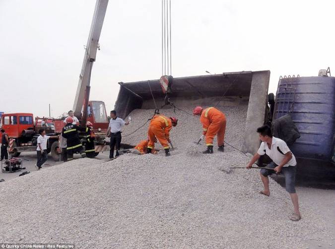 В Китае грузовик со щебнем опрокинулся и раздавил легковушку