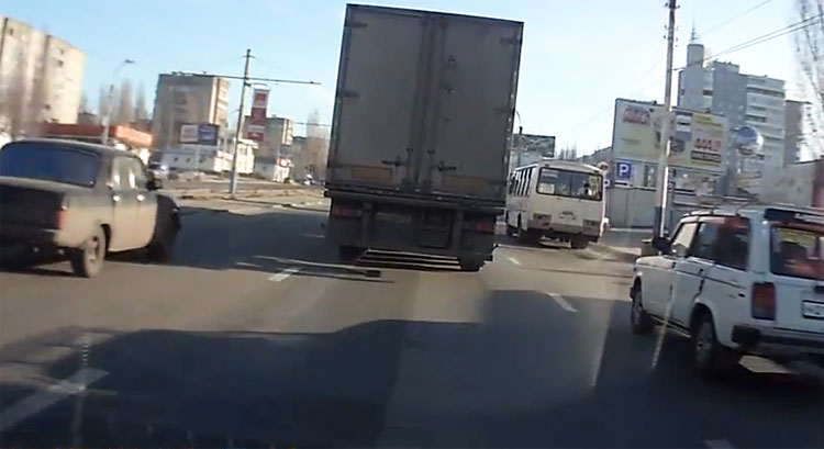 «Мама, меня фура убила!»: Видео ДТП в Воронеже стало хитом интернета