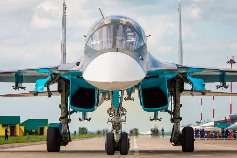 Почему у российского бомбардировщика Су-34 нос «уточкой»?