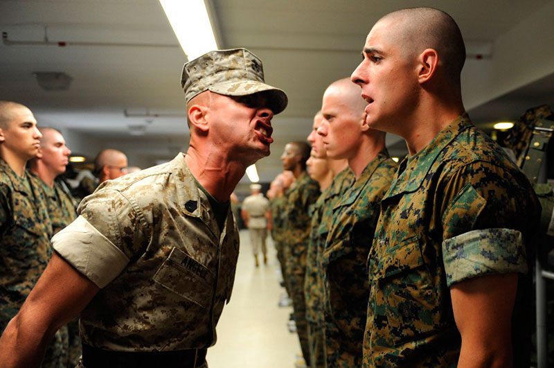 Зачем сержанты в армии США постоянно орут на новобранцев Зачем сержанты в армии США постоянно орут на новобранцев