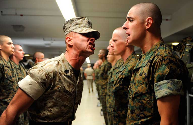 Зачем сержанты в армии США постоянно орут на новобранцев и унижают их?
