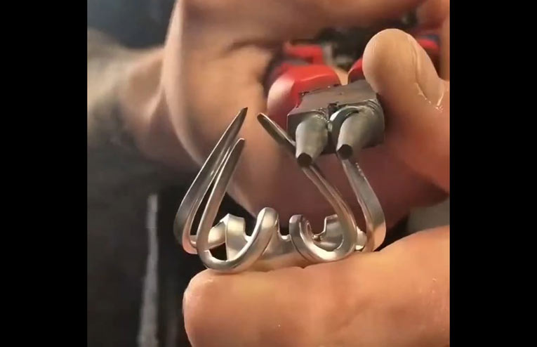 Стильный браслет из столовой вилки