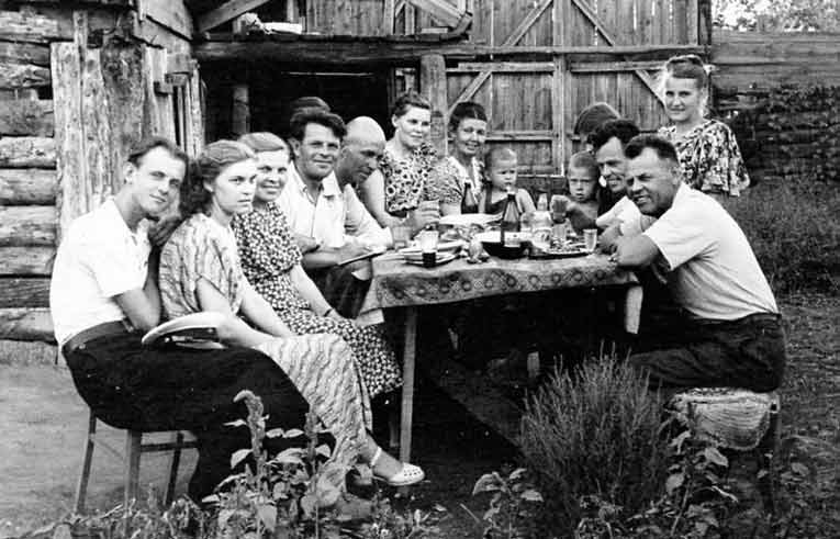 8 культовых советских закусок к водке: без них не обходилось ни одно застолье