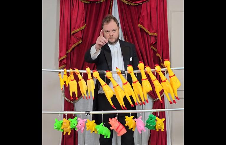 Хит «California Dreamin’» пропищали на резиновых курицах и свинках