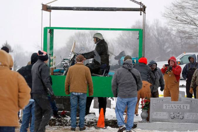 82-летнего байкера похоронили верхом на мотоцикле