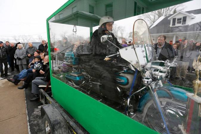 82-летнего байкера похоронили верхом на мотоцикле