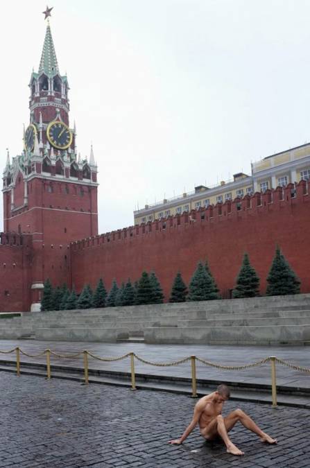 Петр Павленский пригвоздил свое «хозяйство» к Красной площади