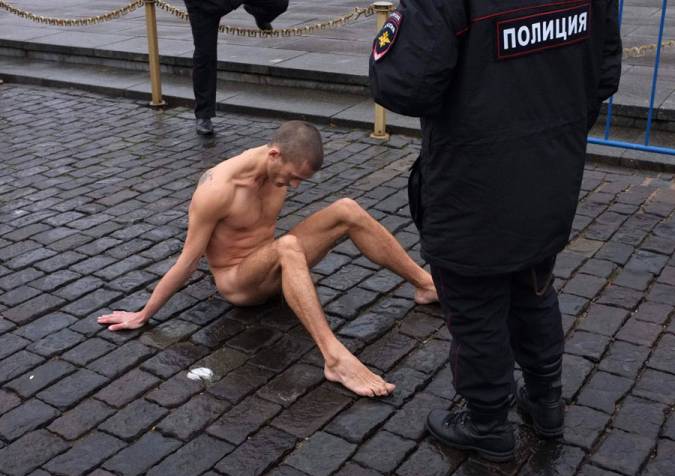 Российский художник пригвоздил свое «хозяйство» к Красной площади