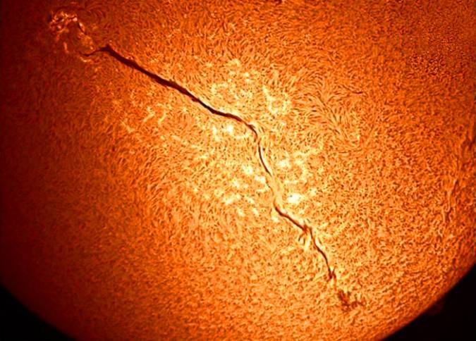 Учёные: Гигантская трещина на Солнце разрастается