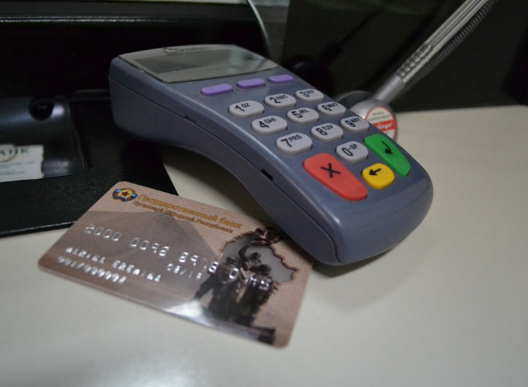 В ЛНР начали выдачу банковских платёжных карт