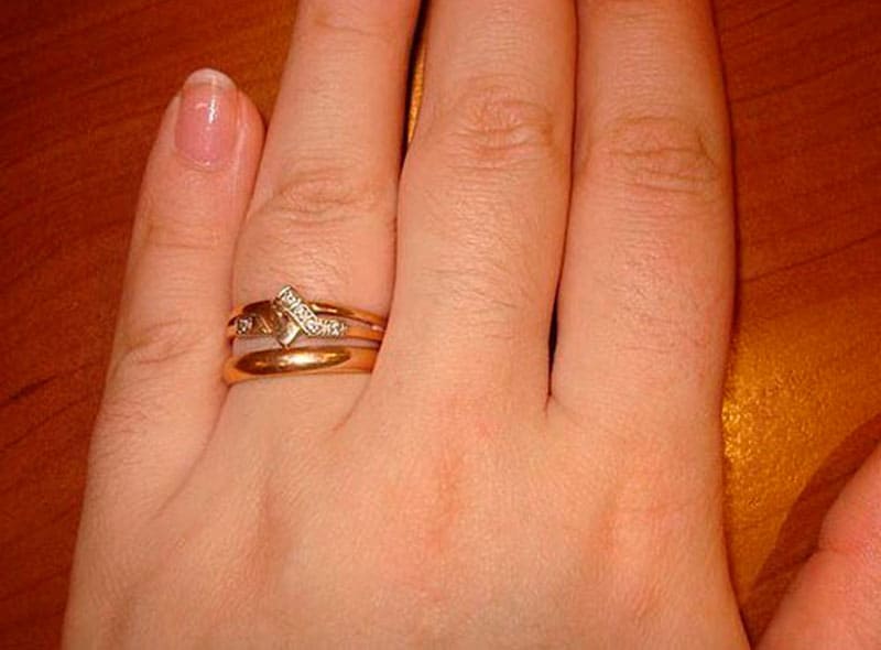 Два кольца на безымянном пальце правой руки у женщин